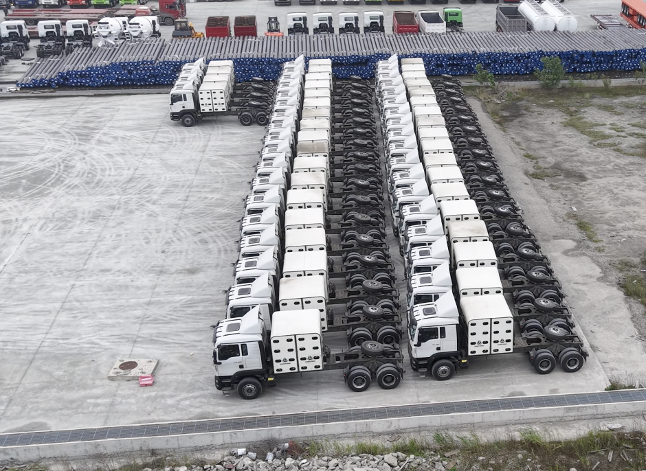 लगातार डिलीवरी सेवा को और अधिक पहचान मिलती है! 40 सिनोट्रुक TX 6x4 CNG ट्रैक्टर ट्रक सफलतापूर्वक नाइजीरिया भेजे गए।